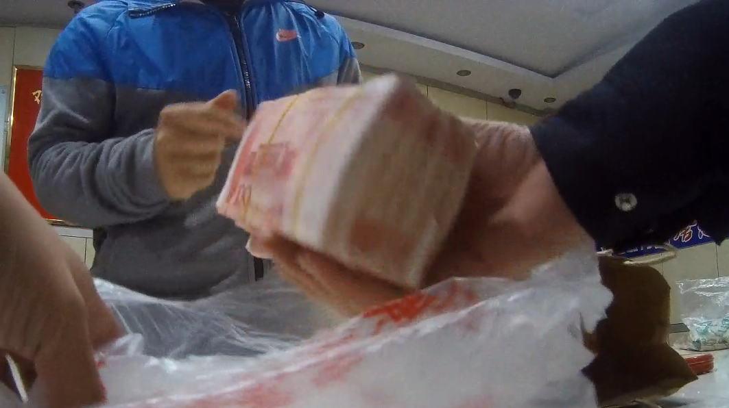 山东一派出所副所长电梯里捡到5万元现金，立即送到附近的派出所，警察叔叔：“有时候，我也挺想报警的”
